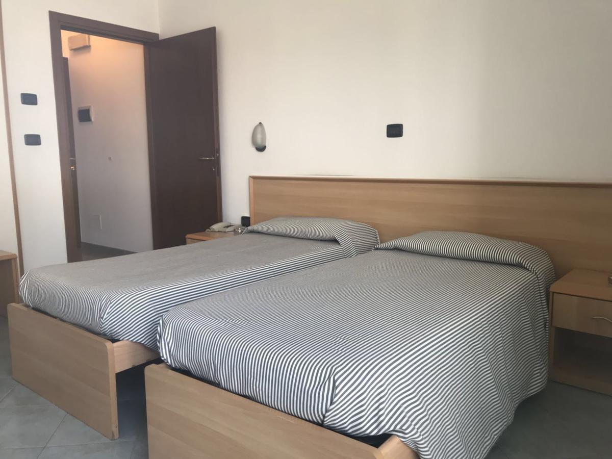 נוברה Hotel Cristallo מראה חיצוני תמונה